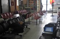 Longa espera no aeroporto de Paramaribo, no Suriname. Deu até para dormir ou trabalhar...